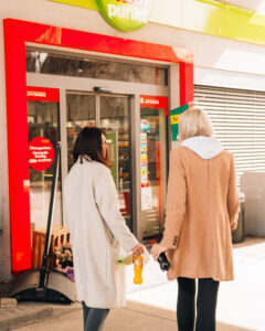 Zwei Damen gehen auf den Shop vom Treibstoff